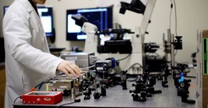 Discrete Molecular Imaging Distinguishes Individual Features in Single Molecules Discrete Molecular Imaging Distinguishes Individual Features in Single Molecules