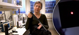 Anja Lund with a piece of the electric textile in the shoulder strap of a bag the lighter-coloured part To the right a LED that flashes because electricity is generated when the textile is stretched Anja Lund with a piece of the electric textile in the shoulder strap of a bag the lighter-coloured part To the right a LED that flashes because electricity is generated when the textile is stretched