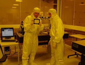 R. Voelkel, CEO Suss MicroOptics shows Carlos Lee a microoptical light homogonizer used in the MO Exposure Optics illumination system for a MA 300 mask aligner.