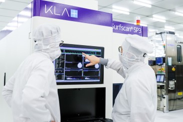 Leading Edge Semiconductor Research on 200/300 mm Wafers