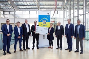 Presentation of check from Photonics for Ukraine picture Messe Mnchen from left to right Dr Thomas Fehn TRUMPF, Dr Torsten Rauch Coherent, Dr Wilhelm Kaenders TOPTICA, Patrick Paul Laser Components, Christine Kazenwadel Fritz-Kreuzer-Stiftung, Dr Reinhard Presentation of check from Photonics for Ukraine picture Messe Mnchen from left to right Dr Thomas Fehn TRUMPF, Dr Torsten Rauch Coherent, Dr Wilhelm Kaenders TOPTICA, Patrick Paul Laser Components, Christine Kazenwadel Fritz-Kreuzer-Stiftung, Dr Reinhard