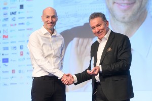 EPIC CEO Award Basil Garabet, President of EPIC delivers the CEO Award to Hkan Karlsson