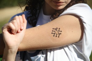 Graphene patch equipped with a UV sensor monitors the level of exposure to sunlight Graphene patch equipped with a UV sensor monitors the level of exposure to sunlight