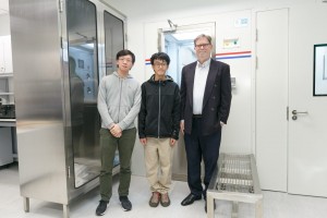Prof George SMOOT first right and HKUST students under his supervision Prof George SMOOT first right and HKUST students under his supervision