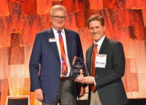 SPIE President Jim Oschmann presents Stephen Boppart with the 2019 SPIE Biophotonics Technology Innovator Award SPIE President Jim Oschmann presents Stephen Boppart with the 2019 SPIE Biophotonics Technology Innovator Award