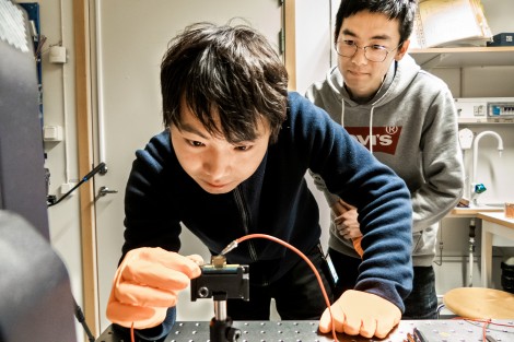 Wiedong Xu in the laboratory.
