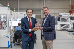 Torsten Vahrenkamp, CEO of ficonTEC right is honored with the EPIC CEO Award 2021 by Jose Pozo, CTO of EPIC left