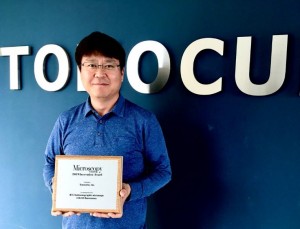 Mr Kenny Kihyun Hong, CEO and joint founder of Tomocube receives the Microscopy Today 2019 Innovation Award for its revolutionary HT-2 holotomography microscope with 3D fluorescence capability Mr Kenny Kihyun Hong, CEO and joint founder of Tomocube receives the Microscopy Today 2019 Innovation Award for its revolutionary HT-2 holotomography microscope with 3D fluorescence capability